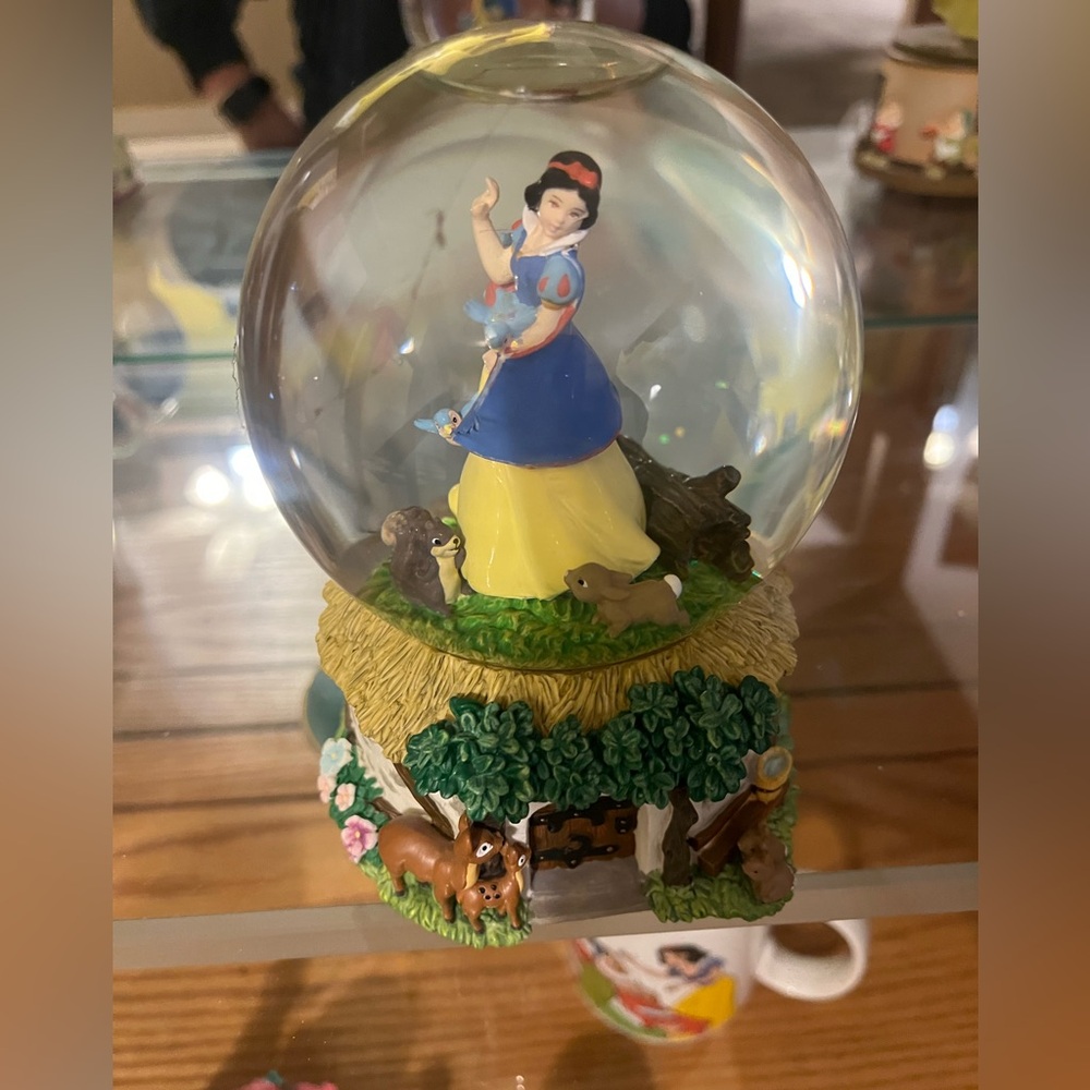 Snow White, “Whistle While You Work”, musical snow globe